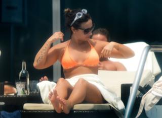 Demi Lovato feet photo thumbnail