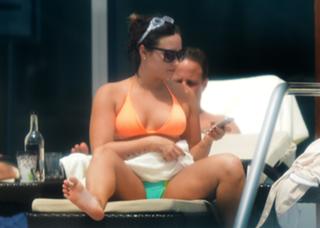 Demi Lovato feet photo thumbnail