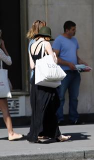 Emma Stone feet photo thumbnail