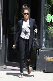 Nikki Reed feet photo thumbnail