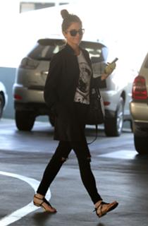 Nikki Reed feet photo thumbnail