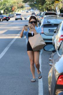 Vanessa Hudgens feet photo thumbnail