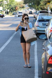 Vanessa Hudgens feet photo thumbnail