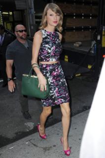 Taylor Swift feet photo thumbnail