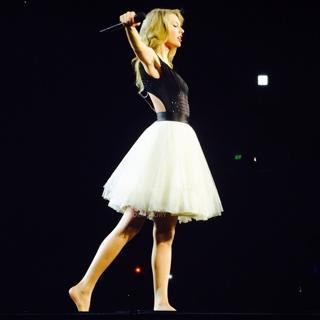 Taylor Swift feet photo thumbnail