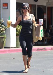 Lisa Rinna feet photo thumbnail