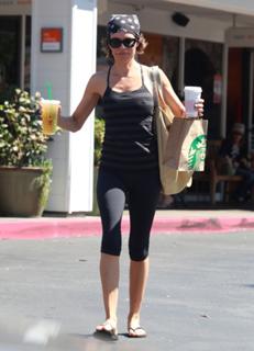Lisa Rinna feet photo thumbnail