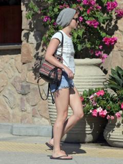 Jennifer Lawrence feet photo thumbnail
