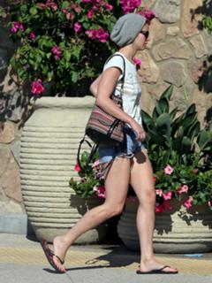 Jennifer Lawrence feet photo thumbnail
