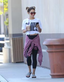 Vanessa Hudgens feet photo thumbnail