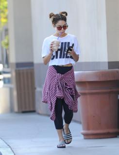 Vanessa Hudgens feet photo thumbnail