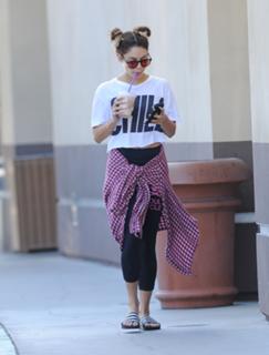 Vanessa Hudgens feet photo thumbnail