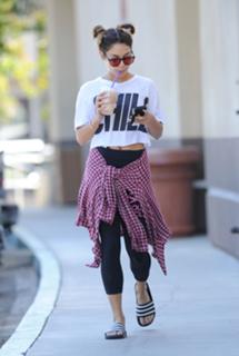 Vanessa Hudgens feet photo thumbnail