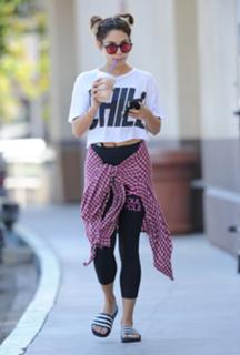Vanessa Hudgens feet photo thumbnail