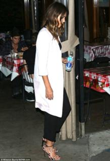 Jessica Alba feet photo thumbnail