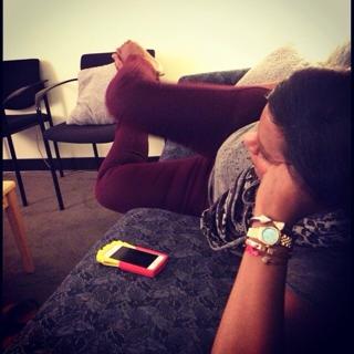 Mindy Kaling feet photo thumbnail