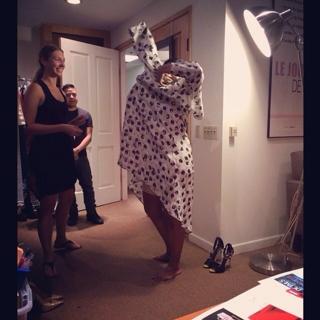 Mindy Kaling feet photo thumbnail