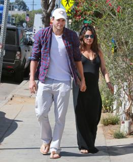 Mila Kunis feet photo thumbnail