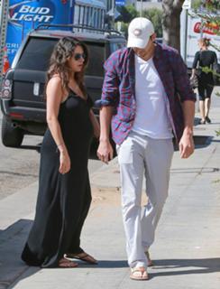 Mila Kunis feet photo thumbnail