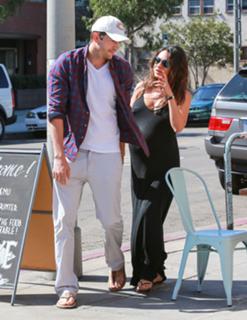 Mila Kunis feet photo thumbnail
