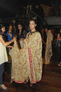 Dia Mirza feet photo thumbnail