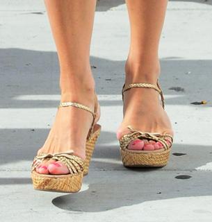 Molly Sims feet photo thumbnail