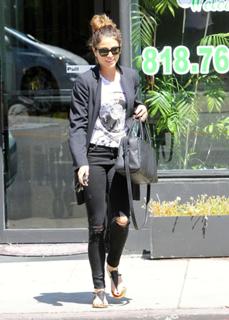 Nikki Reed feet photo thumbnail