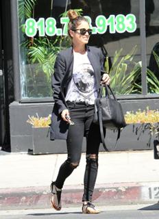 Nikki Reed feet photo thumbnail