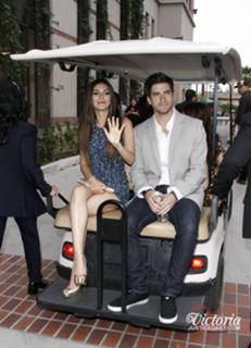 Victoria Justice feet photo thumbnail