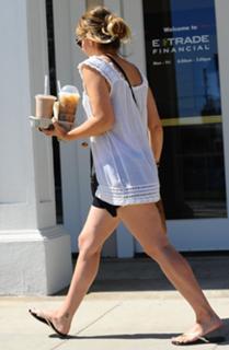 Sarah Michelle Gellar feet photo thumbnail