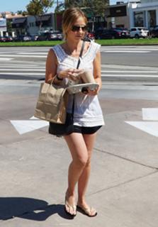 Sarah Michelle Gellar feet photo thumbnail