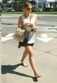 Sarah Michelle Gellar feet photo thumbnail
