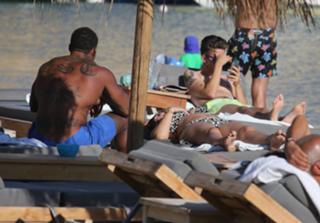 Kelly Brook feet photo thumbnail