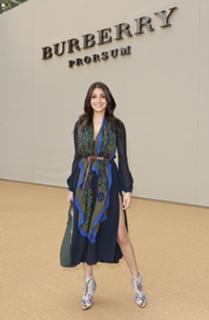 Anushka Sharma feet photo thumbnail