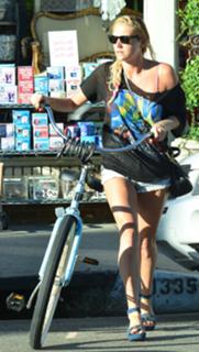 Kesha feet photo thumbnail