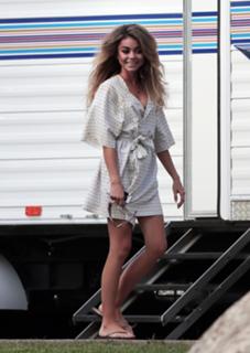 Sarah Hyland feet photo thumbnail
