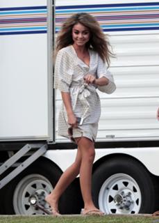 Sarah Hyland feet photo thumbnail