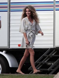 Sarah Hyland feet photo thumbnail