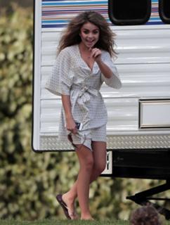 Sarah Hyland feet photo thumbnail