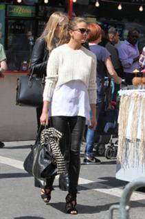 Chrissy Teigen feet photo thumbnail