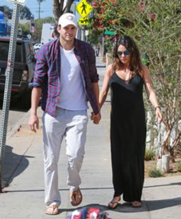 Mila Kunis feet photo thumbnail