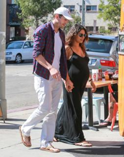 Mila Kunis feet photo thumbnail