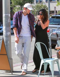 Mila Kunis feet photo thumbnail