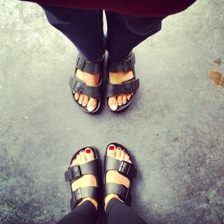 Mena Suvari feet photo thumbnail