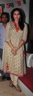 Huma Qureshi feet photo thumbnail