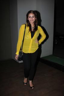 Huma Qureshi feet photo thumbnail