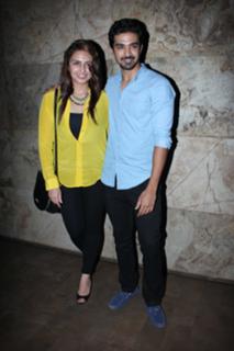 Huma Qureshi feet photo thumbnail