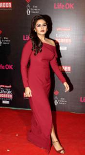 Huma Qureshi feet photo thumbnail