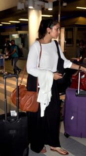Huma Qureshi feet photo thumbnail