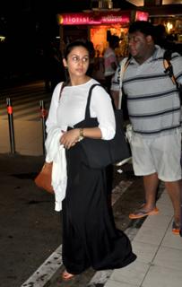 Huma Qureshi feet photo thumbnail